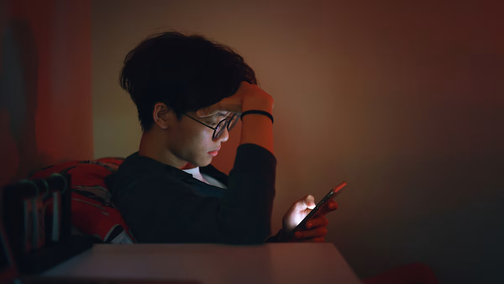 Nhân viên không có thời gian nghỉ ngơi thực sự khi luôn lo lắng không biết bao giờ sếp nhắn tin giao việc. (Ảnh minh họa: iStock)