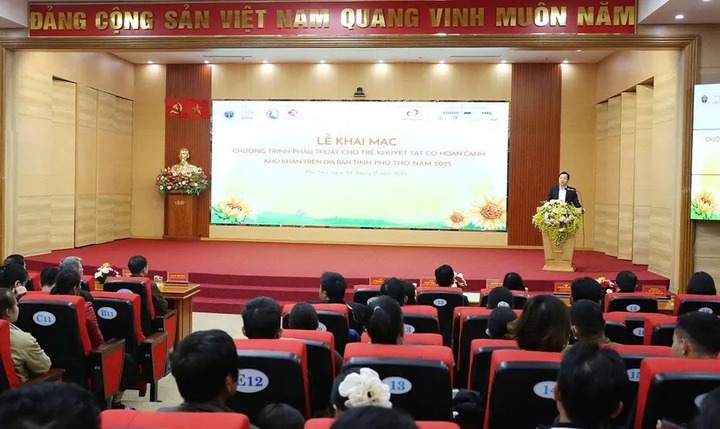Lãnh đạo Sở Y tế Phú Thọ phát biểu tại lễ khai mạc chương trình khám và phẫu thuật cho trẻ khuyết tật trên địa bàn.