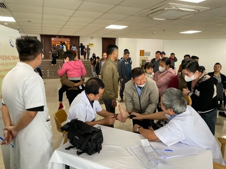 Các chuyên gia thăm khám cho trẻ em khuyết tật ngay sau lễ khai mạc.