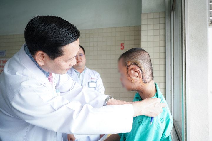 Bác sĩ Bệnh viện Chợ Rẫy phẫu thuật loại bỏ khối u khổng lồ cho bệnh nhân. (Ảnh: BVC)