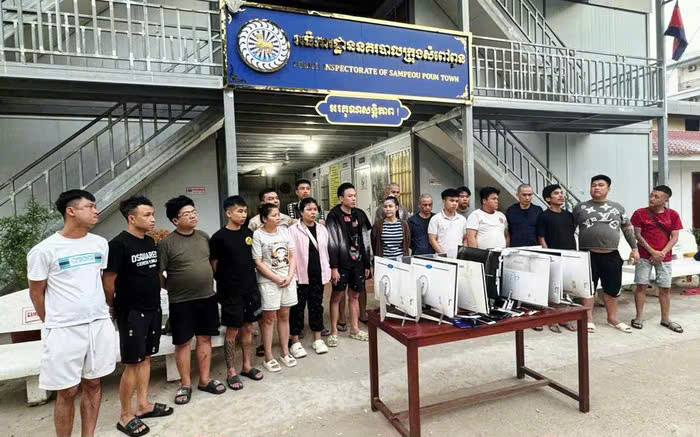 Nhóm tội phạm lừa đảo tại Campuchia cùng tang vật. (Ảnh: Duy Chiến).