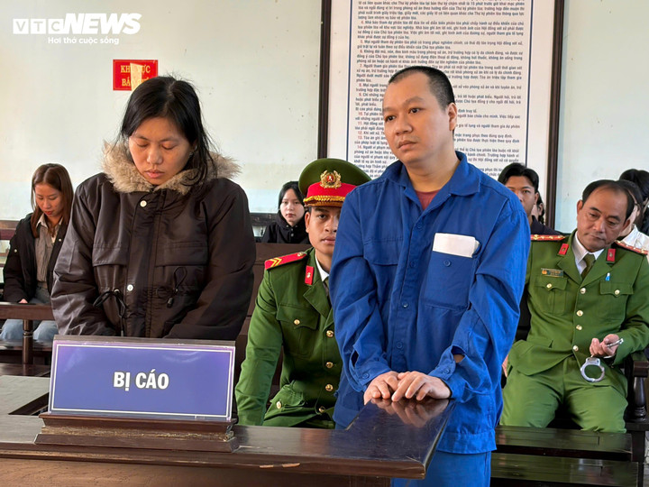 Bị cáo Phạm Thị Ngọc Hiền và Võ Kỳ tại phiên toà xét xử sơ thẩm. (Ảnh: Ngọc Minh)