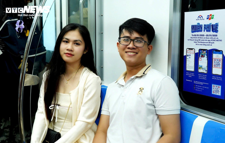 Người dân trải nghiệm Metro số 1 ngày vận hành.