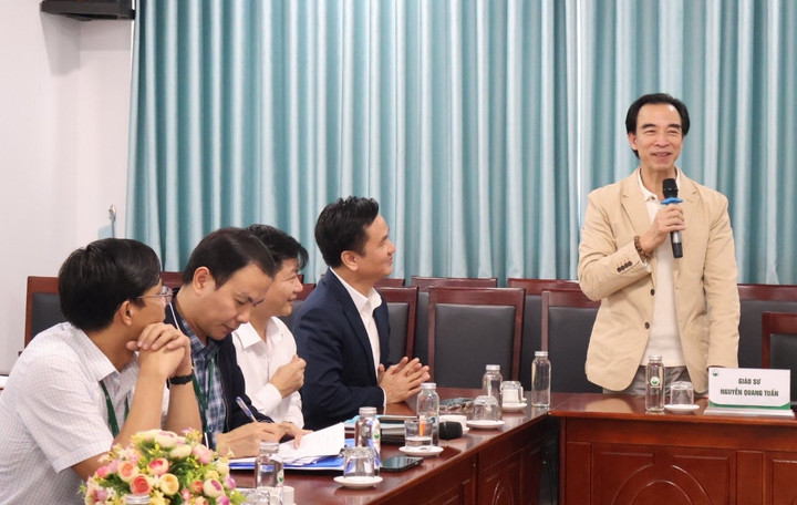 GS Nguyễn Quang Tuấn chia sẻ tại buổi làm việc (Ảnh: Fanpage Bệnh viện Đa khoa Ba Vì).