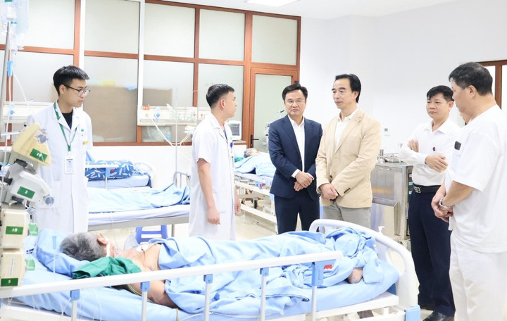 GS Nguyễn Quang Tuấn thăm các khoa phòng của bệnh viện. (Ảnh: Fanpage Bệnh viện Đa khoa Ba Vì).