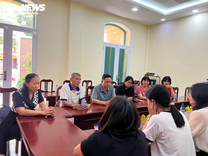 Lãnh đạo nhà trường, phụ huynh học sinh trao đổi với phóng viên về chất lượng bữa ăn bán trú tại trường.