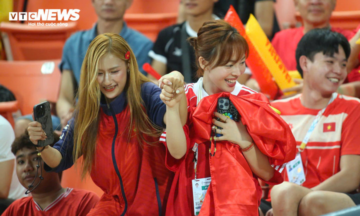 Tất cả vỡ òa cảm xúc khi trọng tài nổi còi kết thúc trận đấu, bắt đầu màn ăn mừng chức vô địch của bóng đá Việt Nam.