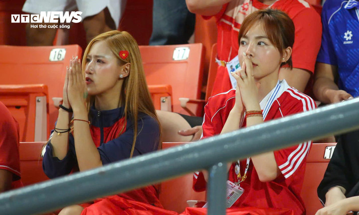 Sự lo lắng của các cổ động viên trong những phút cuối đầy căng thẳng.