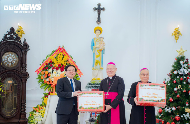 Phó Thủ tướng Hồ Quốc Dũng tặng quà và chúc mừng giáng sinh tại Tổng giám mục Tổng giáo phận Huế. (Ảnh: Phan Ngọc Minh)