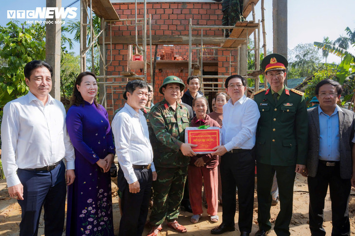 Phó Thủ tướng kiểm tra tình hình xây dựng, sửa chữa nhà bị thiệt hại bởi thiên tai của “Chiến dịch Quang Trung” tại xã Lộc An (TP Huế). (Ảnh: Phan Ngọc Minh)