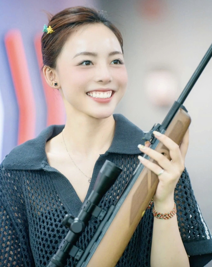 Cũng từ chiến thắng này, cô nổi lên thành "hoa khôi bắn súng" và được người hâm mộ săn đón.