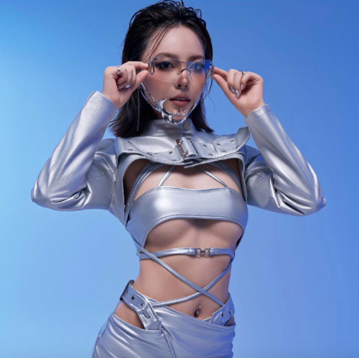 Cô cũng được khen có gu thời trang tốt và phong thái tự tin không kém gì mẫu ảnh chuyên nghiệp.