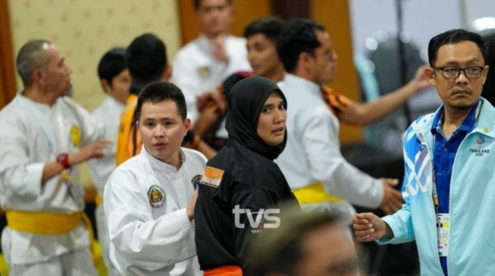 Đội tuyển Malaysia từng có cuộc xô xát với tổ trọng tài.