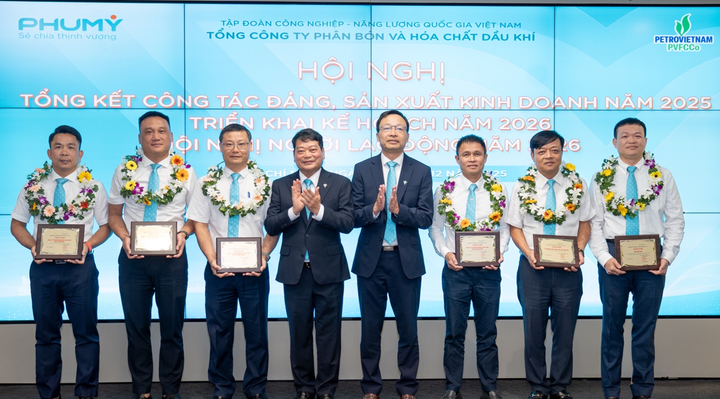 Dịp này, Phú Mỹ đã ghi nhận, biểu dương 12 tập thể có thành tích xuất sắc, đóng góp quan trọng vào sự đổi mới, tăng trưởng, phát triển của Tổng công ty trong năm 2025.