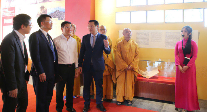 Các đại biểu tham quan triển lãm thành tựu “Di sản ngàn năm Yên Tử - Vĩnh Nghiêm - Côn Sơn, Kiếp Bạc”.