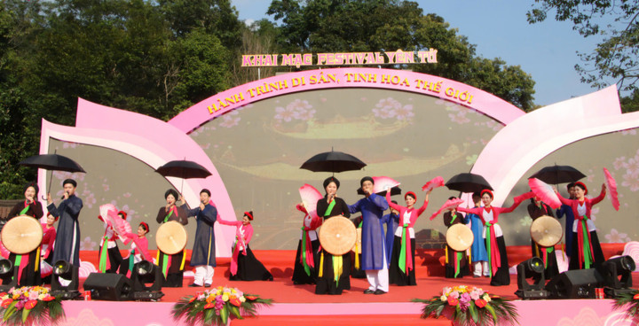 Tập thể nghệ sỹ Nhà hát Dân ca Quan họ Bắc Ninh biểu diễn tiết mục "Trẩy hội miền quan họ" tại lễ khai mạc Festival Yên Tử 2025.