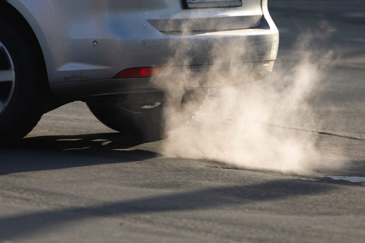 Khói bốc ra từ ống xả của chiếc xe xăng. (Ảnh: Reuters)