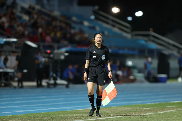 Trọng tài Phutsavan Chanthavong mắc sai lầm trong trận chung kết bóng đá nữ Sea Games 33. (Ảnh: Bongdaplus)