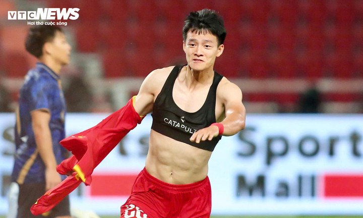 U22 Việt Nam bỏ lỡ vài cơ hội "kết liễu" đối thủ trong 90 phút, nhưng điều đó chỉ làm tăng thêm sự bùng nổ khi Thanh Nhàn ghi bàn ở hiệp phụ đầu tiên.