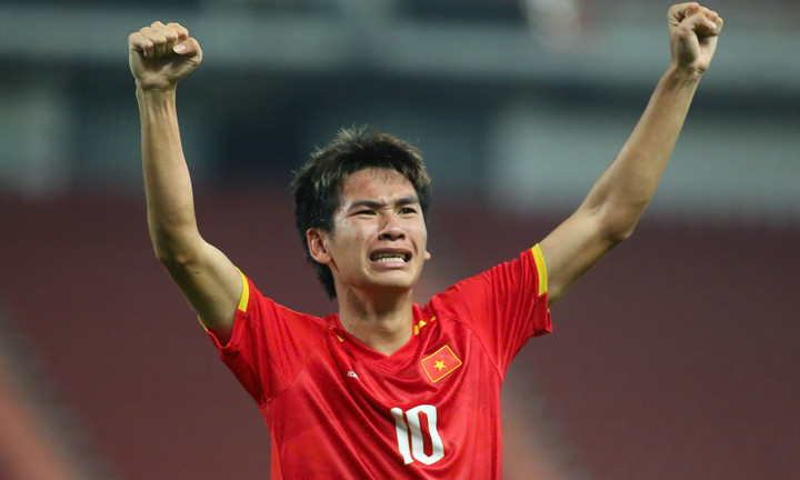 Tối 18/12, U22 Việt Nam chính thức giành tấm huy chương vàng SEA Games 33 sau màn lội ngược dòng với tỉ số 3-2 trước chủ nhà Thái Lan. Tuy nhiên, theo quy định của ban tổ chức giải, huy chương chỉ được trao cho các vận động viên, không dành cho ban huấn luyện. Trước đây, môn bóng đá nam thường có 30 bộ huy chương và huấn luyện viên trưởng vẫn được nhận. Biết được thông tin này, huấn luyện viên Kim Sang-sik tỏ ra bình thản. Khi học trò đợi nhận huy chương, ông bình thản ăn chuối và sô cô la. Nhà cầm quân người Hàn Quốc không quá quan tâm mọi chuyện trên sân. Ông Kim dành thời gian trao đổi, chúc mừng và cảm ơn các trợ lý đã cùng mình hoàn thành nhiệm vụ quan trọng. Ông mời các trợ lý vào chụp ảnh selfie để lưu giữ kỉ niệm trên sân Rajamangala. Sau đó, HLV Kim Sang-sik nhanh chóng rút điện thoại để lưu lại khoảnh khắc vinh quang cùng học trò. Ông Kim đặc biệt tập trung, chỉnh lại góc máy để có thước phim đẹp nhất. Cựu tuyển thủ Hàn Quốc mời Phó Chủ tịch VFF Trần Anh Tú chụp ảnh lưu niệm. Kết thúc lễ trao giải, ông Kim cùng lãnh đạo VFF lên chụp lưu niệm cùng cầu thủ. Rất nhiều cầu thủ trong đó có Hiểu Minh muốn chụp riêng với HLV Kim Sang-sik. Kết thúc buổi lễ, ông Kim Sang-sik được các học trò tung lên như một cách tri ân đến đóng góp với bóng đá Việt Nam của vị huấn luyện viên tài năng này.