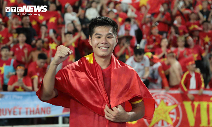 Cầu thủ U22 Việt Nam ăn mừng trước khán đài rực sắc đỏ.