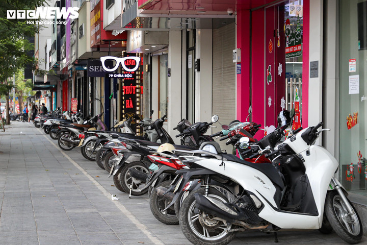 Sau đợt ra quân, ghi nhận tại nhiều tuyến phố thuộc các phường Hoàn Kiếm, Ba Đình, Cửa Nam, Kim Liên, Bạch Mai… cho thấy vỉa hè đã thông thoáng, gọn gàng hơn, với những chuyển biến tích cực rõ rệt.