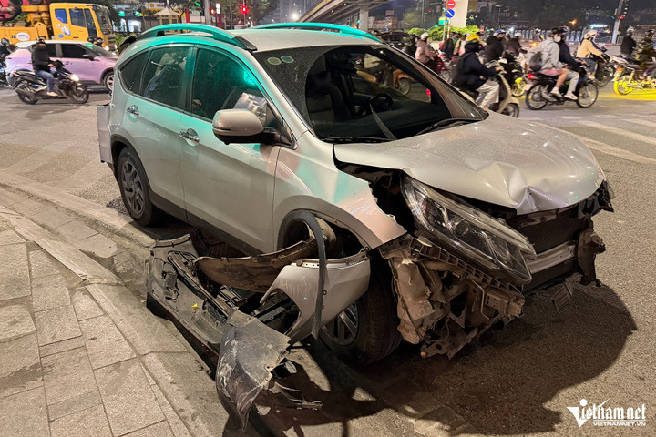 Ô tô con bị hư hỏng nặng sau cú va chạm. (Ảnh: Đình Hiếu)