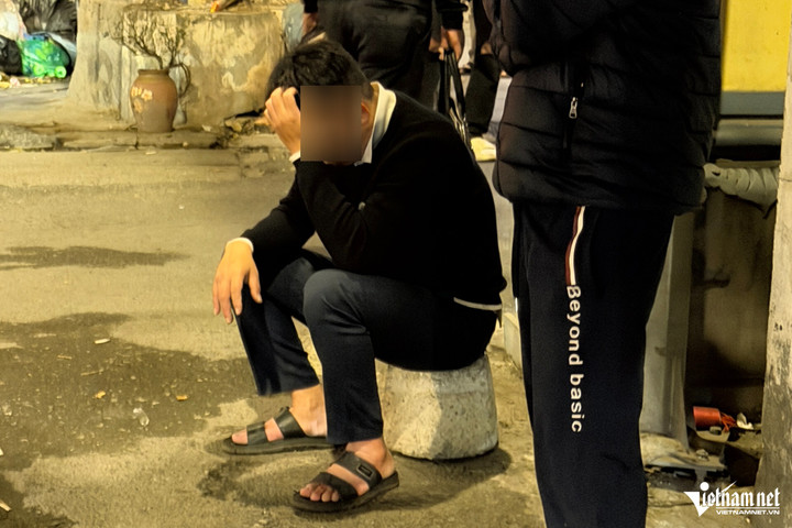 Tài xế ô tô con có biểu hiện choáng váng, mệt mỏi. (Ảnh: Đình Hiếu)