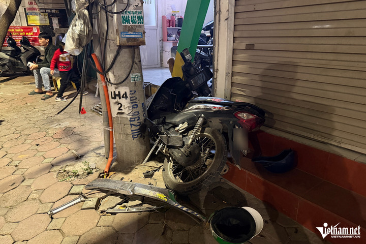 Nhiều mảnh vỡ của ô tô con vương vãi ở hiện trường. (Ảnh: Đình Hiếu)