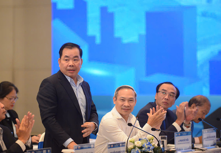 Ông Nguyễn Quang Huân (đứng) phát biểu tại diễn đàn.