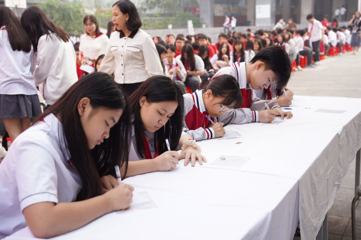 Các em học sinh trường THCS Chu Văn An (Hà Nội) hưởng ứng Cuộc thi Viết thư Quốc tế UPU lần thứ 55 năm 2026. (Ảnh: BTC)
