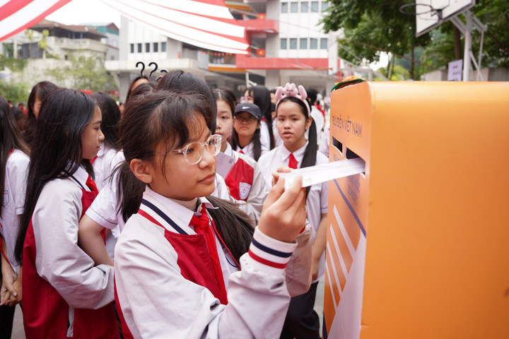 Các em học sinh trải nghiệm gửi thư. (Ảnh: BTC)