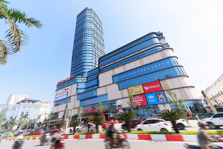 Trung tâm thương mại Vincom Plaza Vinh khai trương, đánh dấu sự hiện diện của Vincom thứ 90 trên toàn quốc.