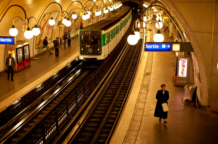 Tàu điện ngầm tại thủ đô Paris là phương tiện di chuyển chính. (Ảnh: Stephen Alvarez)
