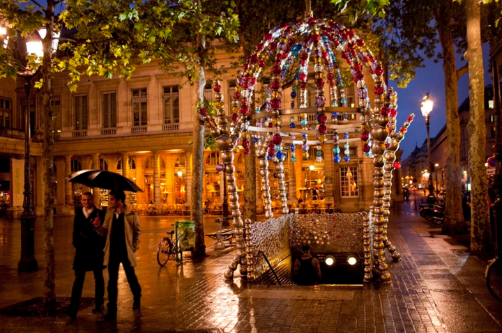 Lối xuống tàu điện ngầm giữa lòng thủ đô Paris. (Ảnh: Stephen Alvarez)