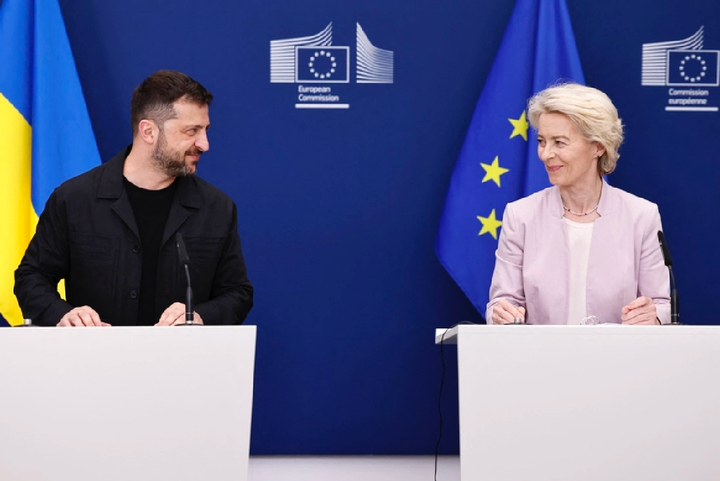 Tổng thống Ukraine Volodymyr Zelensky (trái) và Chủ tịch Ủy ban châu Âu Ursula Von der Leyen. (Ảnh: Getty)