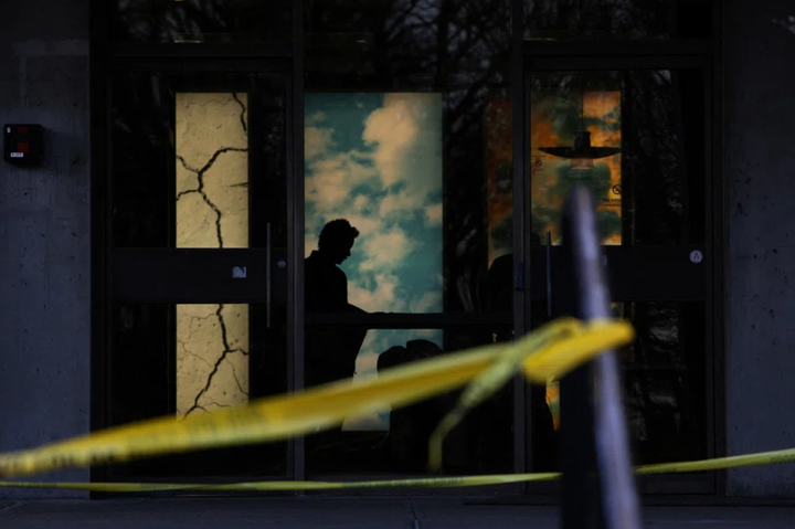 Cảnh sát vẫn đang tiến hành khám xét hiện trường. (Ảnh: Reuters)