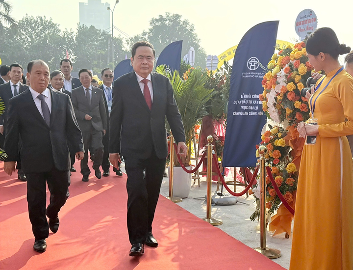 Chủ tịch Quốc hội Trần Thanh Mẫn tới dự lễ khởi công dự án đầu tư xây dựng trục đại lộ cảnh quan sông Hồng - Ảnh: VGP/HT