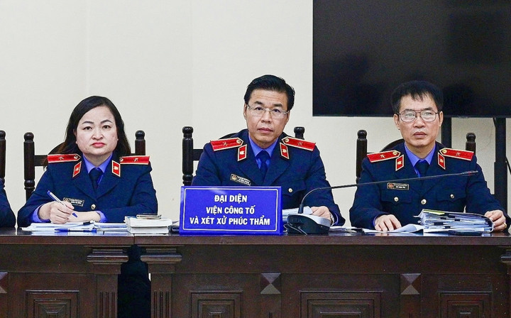 Đại diện Viện Công tố và xét xử phúc thẩm tại phiên tòa.