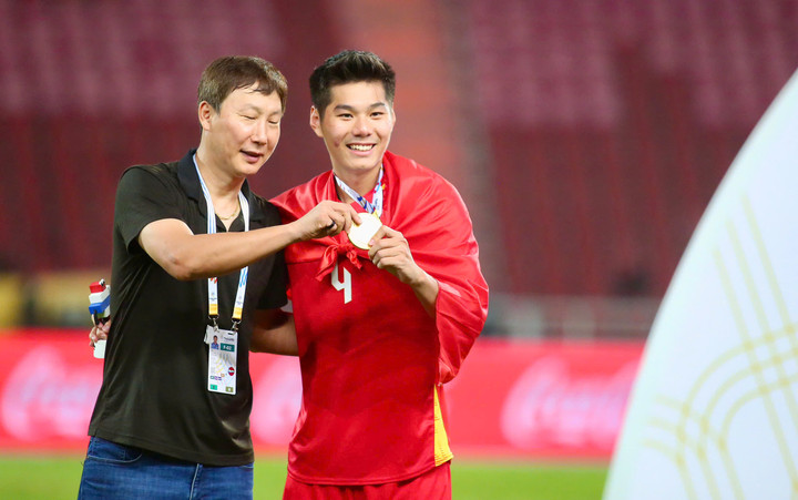 HLV Kim Sang-sik chia vui cùng học trò.