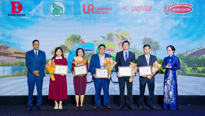 Đại diện Acecook Việt Nam (thứ 2 từ trái qua) nhận giải chuyên đề Top 5 Doanh nghiệp tiên phong thực hiện kinh tế tuần hoàn và cắt giảm phát thải khí nhà kính.
