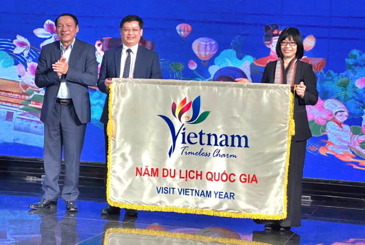 Bộ trưởng Bộ Văn hóa Thể thao và Du lịch Nguyễn Văn Hùng, lãnh đạo UBND TP Huế chuyển giao cờ đăng cai năm du lịch quốc gia 2026 cho lãnh đạo UBND tỉnh Gia Lai