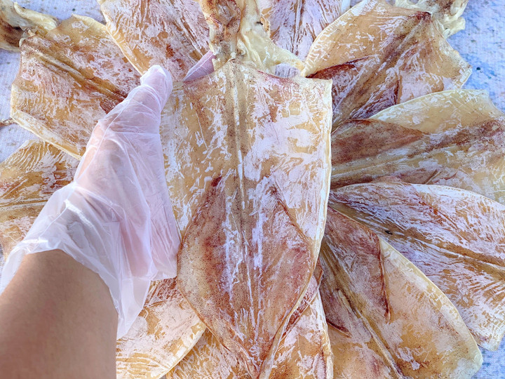 Mực khô loại lớn phù hợp cho món khô mực chiên nước mắm. (Ảnh: B.L)