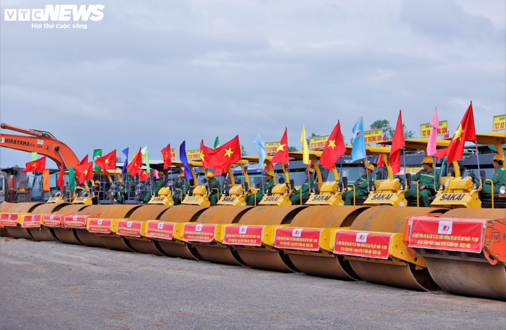 Các phương tiện, trang thiết bị phục vụ thi công cao tốc Quy Nhơn - Pleiku trong nhgày khởi công.