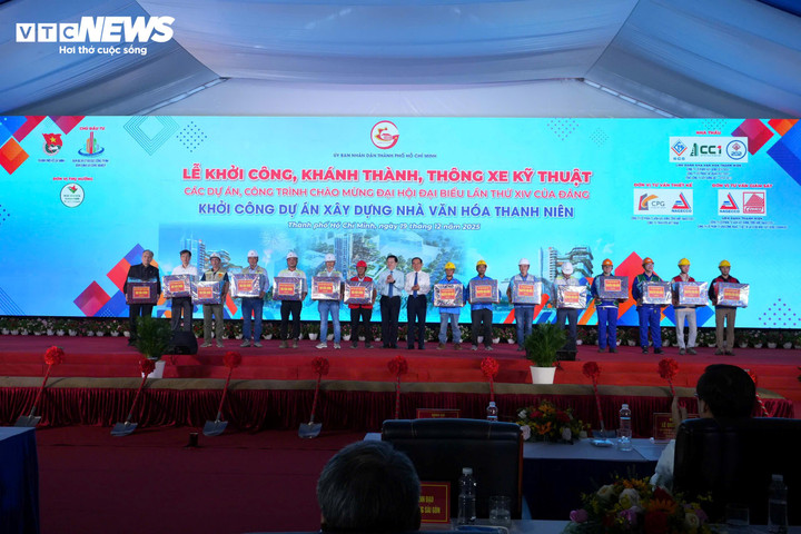 Ông Nguyễn Văn Nên, Ủy viên Bộ Chính trị, Thường trực Tiểu ban Văn kiện Đại hội XIV của Đảng và Phó Thủ tướng Mai Văn Chính tặng quà động viên các đơn vị, công nhân thi công dự án.