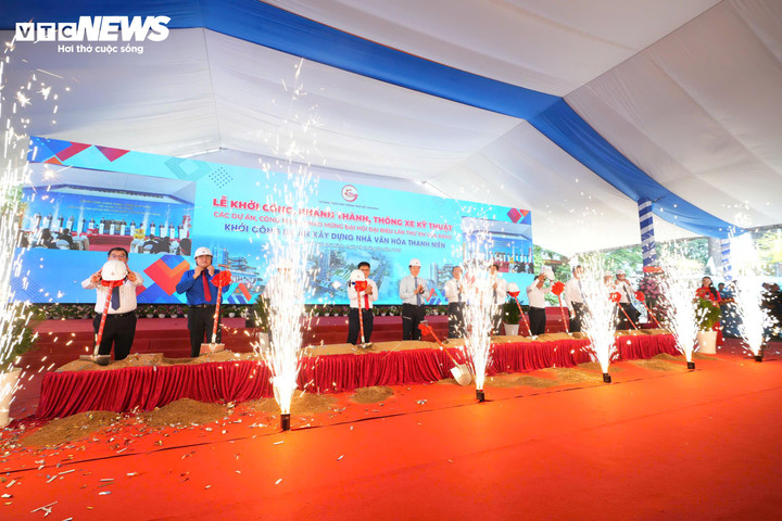 Lãnh đạo thực hiện khi thức động thổ, khởi công dự án xây dựng Nhà văn hóa Thanh niên.