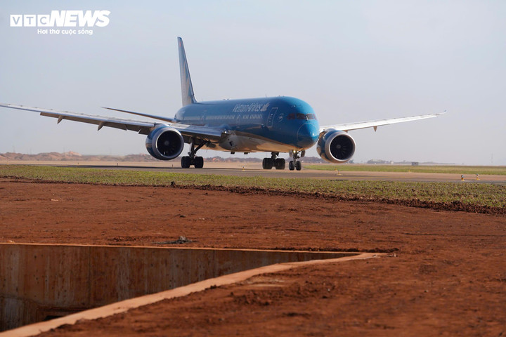 Đúng 8h15 ngày 19/12, chuyến bay được thực hiện bằng tàu bay Boeing 787-9 của hãng Vietnam Airlines, chở đại biểu và lãnh đạo cấp cao của Đảng, Nhà nước đáp xuống sân bay Long Thành. (Ảnh: Lương Ý)