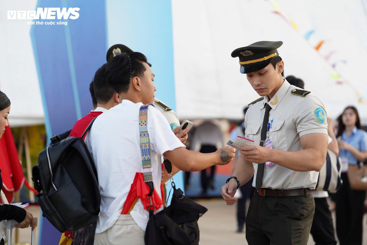 Công tác kiểm tra an ninh cho sự kiện. (Ảnh: Lương Ý)
