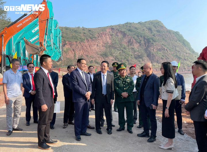 Chủ tịch UBND tỉnh Nghệ An Võ Trọng Hải dự lễ khởi công Dự án Cảng nước sâu Cửa Lò