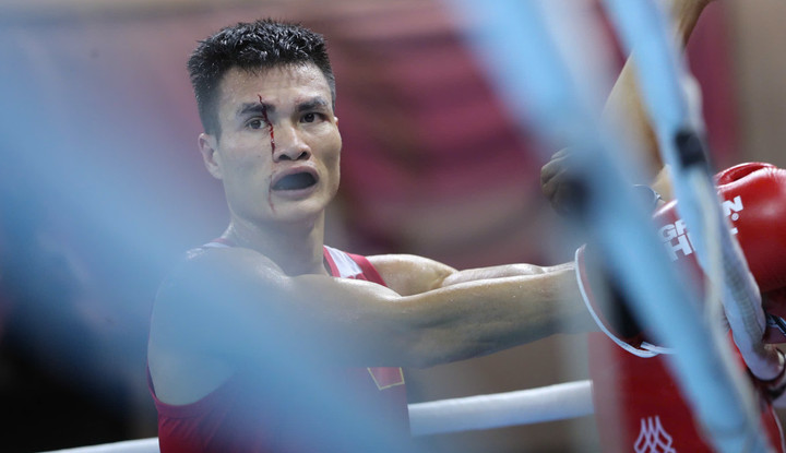 Võ sĩ Việt Nam bị chảy máu ở mặt vì trúng cùi chỏ của đối thủ.